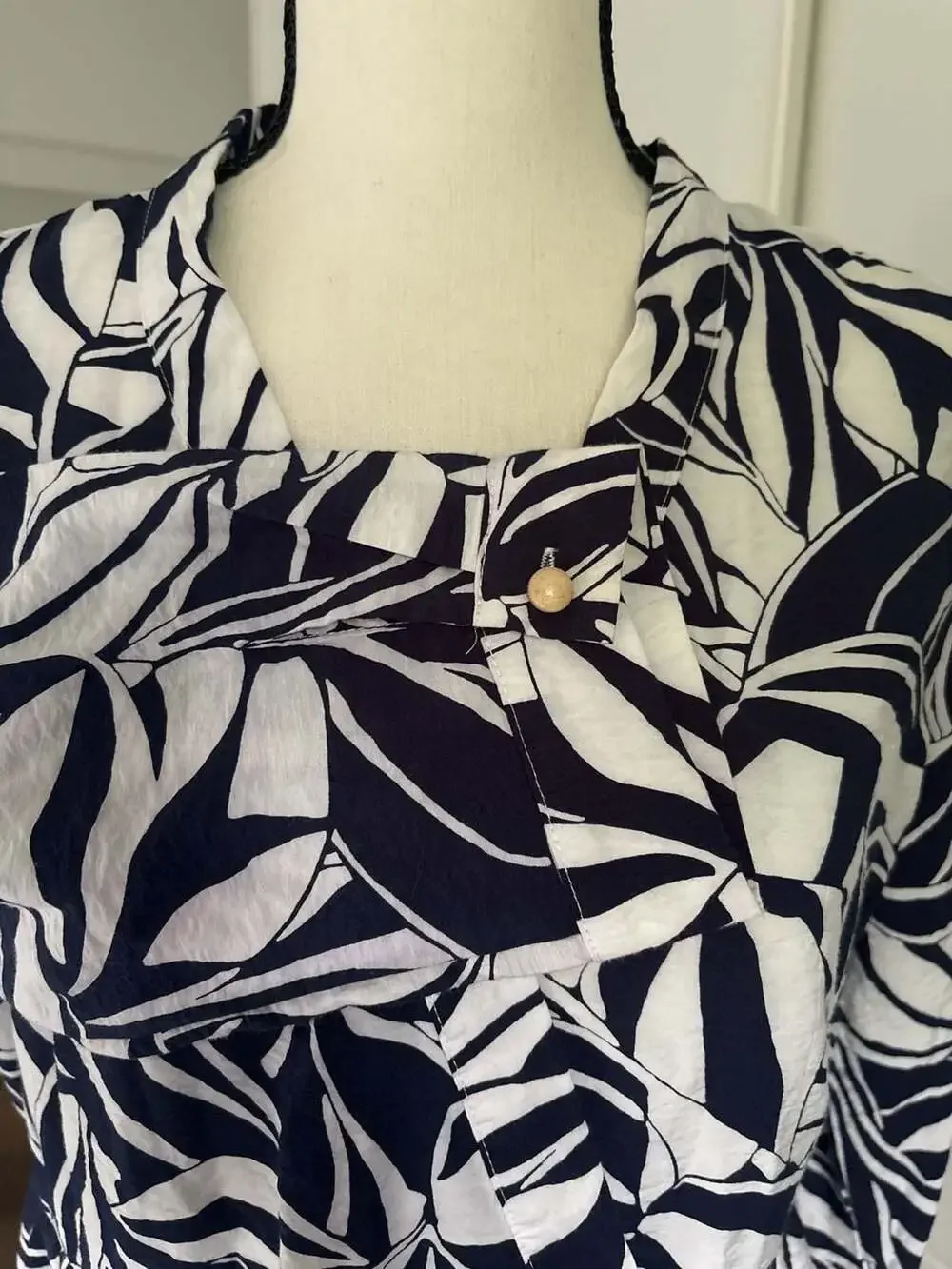 Tahari Arthur S. Levine Navy & White Leaf Print Tiered Midi Dress ladies Size M